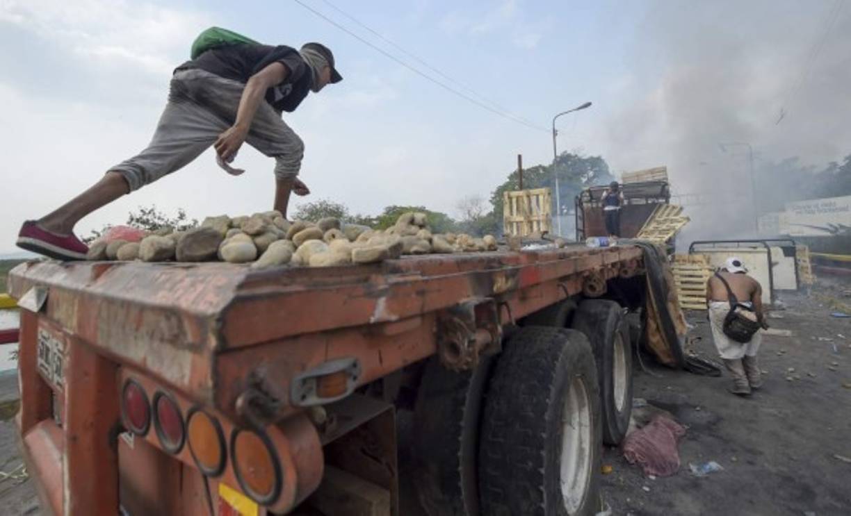 'La Policía Nacional, lamentablemente por órdenes de (gobernante Nicolás) Maduro decidieron prenderle candela a las gandolas de comida que están en territorio venezolano evitaron que ingresara', dijo Arellano mientras organizaba a los ciudadanos que se encuentran en el puente para 'salvar' las cajas que, asegura, contenían alimentos y medicinas.