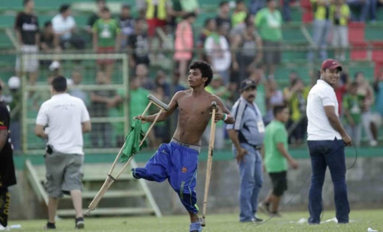 Argentina's Lionel Messi (L) and Bolivia's Marcelo Martins greet each other before the start of their 2022 FIFA World Cup South American qualifier football match at the Hernando Siles Stadium in La Paz on October 13, 2020, amid the COVID-19 novel coronavirus pandemic. (Photo by Javier MAMANI / POOL / AFP)