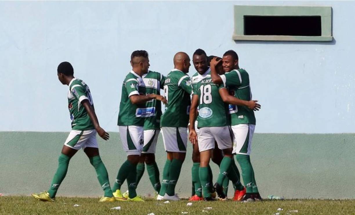 Los jugadores del Juticalpa FC celebrando el primer tanto, que fue producto del aurinegro Wilfredo Barahona.