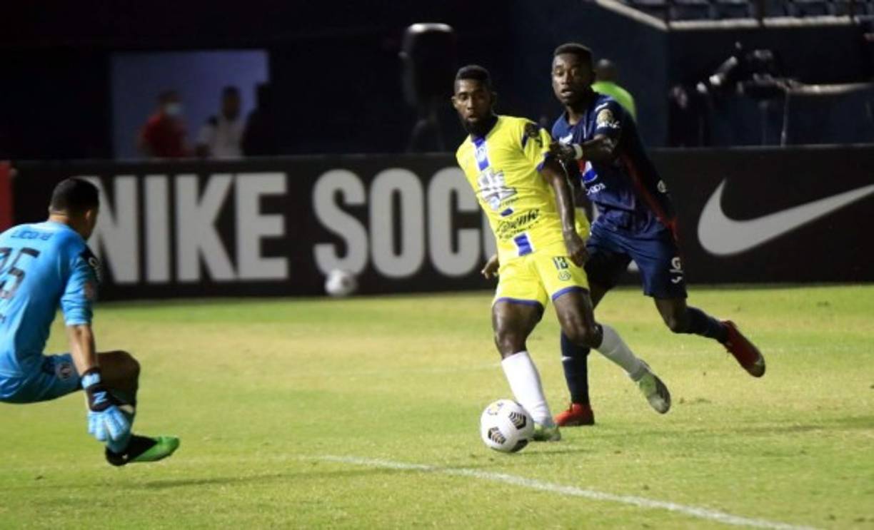 Everardo Rose le robó el balón a Wesly Decas para luego asistir a su compañero para marcar el 1-0 ante Motagua.