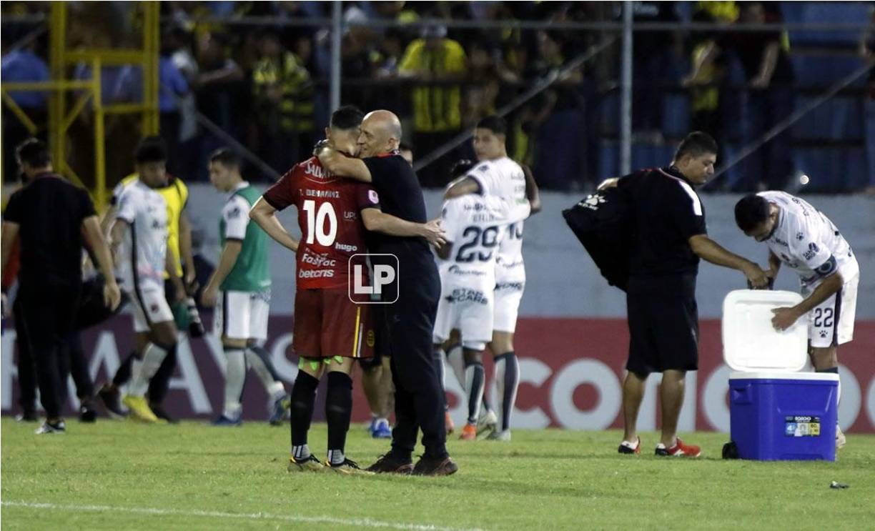 El abrazo de Fabián Coito a Jhow Benavídez al final del partido.