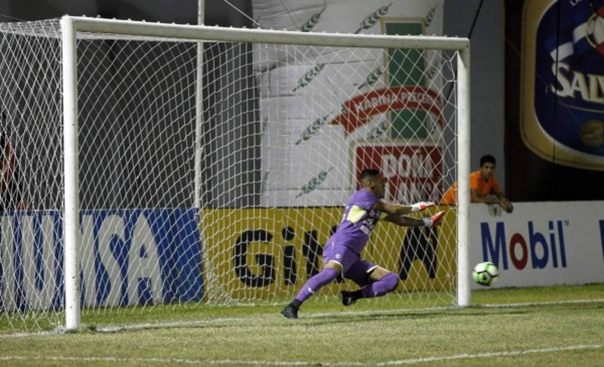 Denovan Torres no puedo parar el penal de Jhow Benavídez.