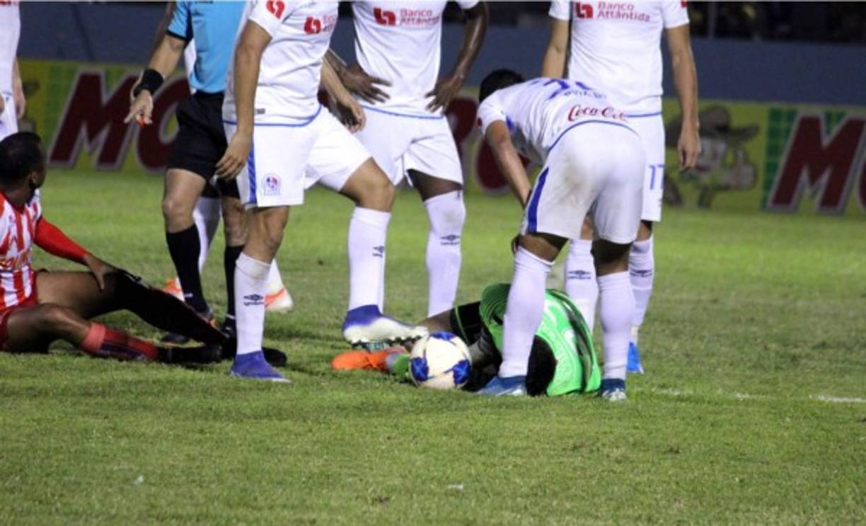 Los gestos de Harold Fonseca en el césped retorciéndose de dolor.