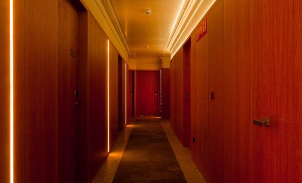 Además, el delantero de la Juventus ha pensado también en recibir la visita de otros inquilinos que no se hospeden en su hotel, y por ello dedicará la planta 9 del hotel a un espacio abierto a todo el público donde acogerá una oferta gastronómica con una pizzería, un sports bar, y un rooftop con vistas de 360º de Madrid. Foto .pestanacr7.com