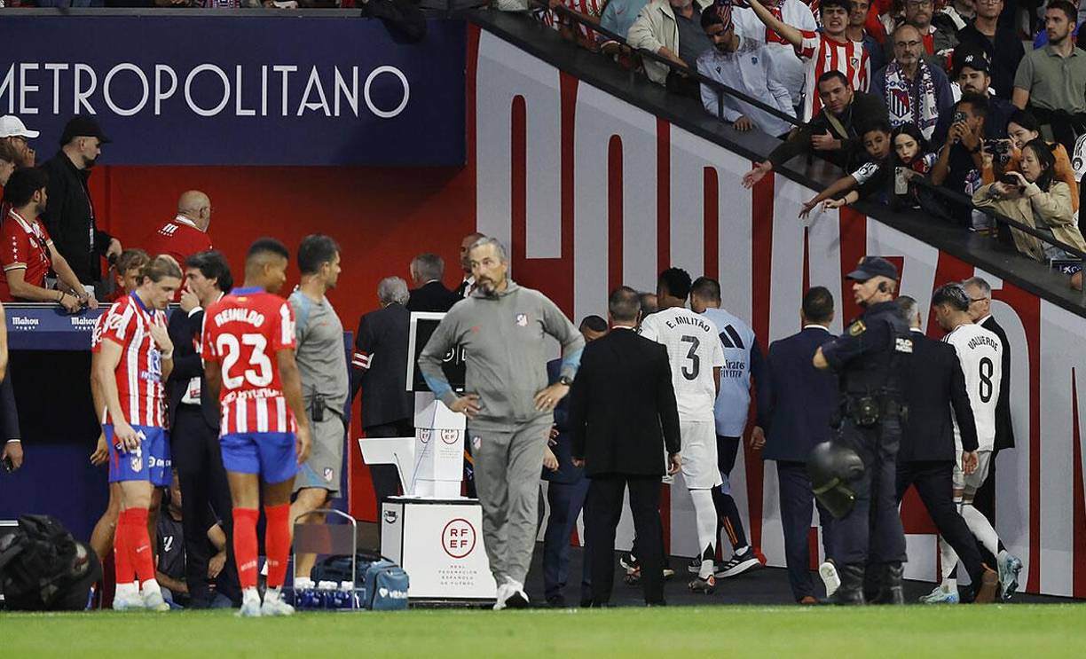 El árbitro mandó a los jugadores del Atlético y del Real Madrid al vestuario tras suspender el partido.