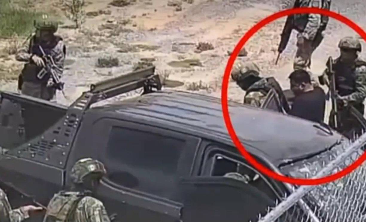 Las imágenes muestran a los militares que sacan a golpes a los cinco ocupantes, que aún estaban vivos, esposan a algunos y los colocan contra la barda.