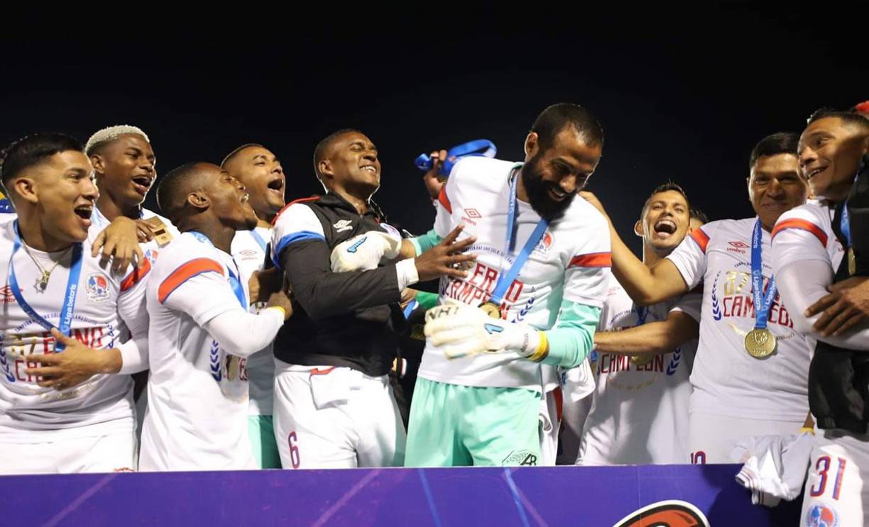 Brayan Beckeles intentó darle un beso a Edrick Menjívar como hizo con otros compañeros en las celebraciones de títulos pasados.