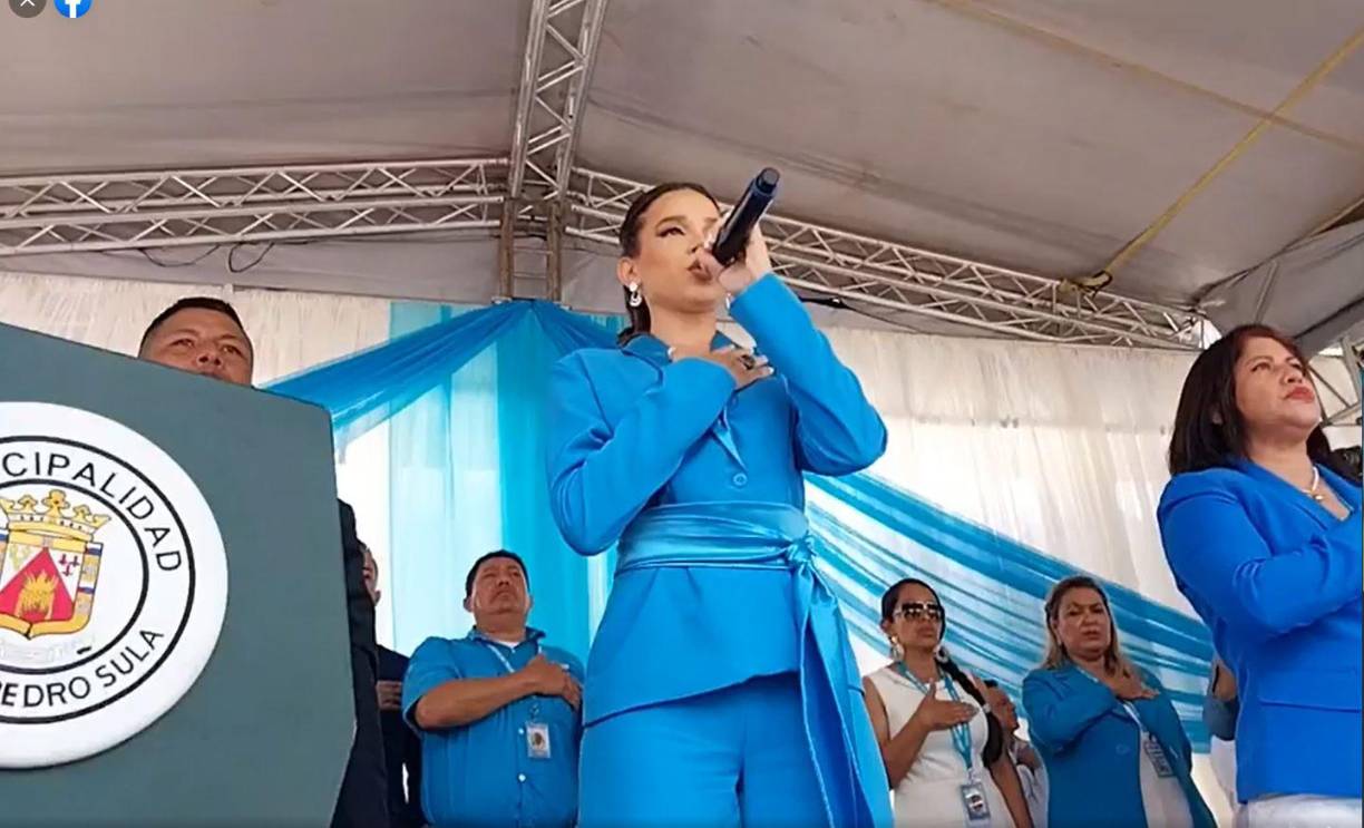 Un ambiente de total solemnidad se vivió durante la ceremonia especial en la Plaza de las Banderas. 