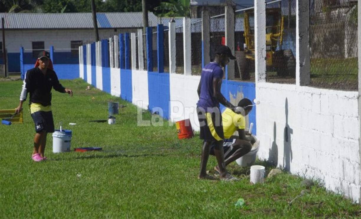 La plantilla de futbolistas se entrena en horas de la mañana pero por las tardes se dedicaron a pintar el muro perimetral porque el propósito de los ex directivos es aprovechar los espacios para venta de publicidad donde esperan agenciarse fondos para el mantenimiento
