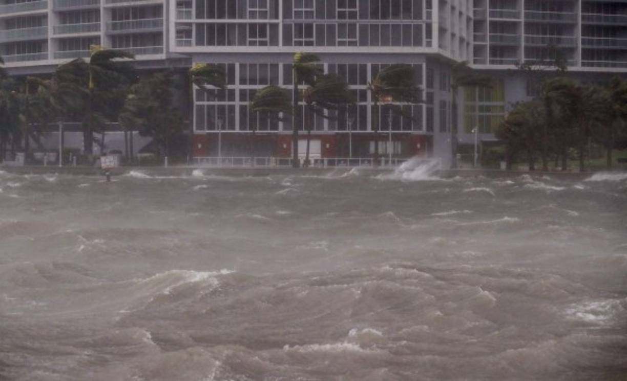 ELX21. Miami (United States), 10/09/2017.- The rough waters where the Miami River meets Biscayne Bay shows the full effects of Hurricane Irma strike in Miami, Florida, USA, 10 September 2017. The National Hurricane Center has rated Irma as a Category 4 storm as the eye crosses the lower Florida Keys. (Estados Unidos) EFE/EPA/ERIK S. LESSER