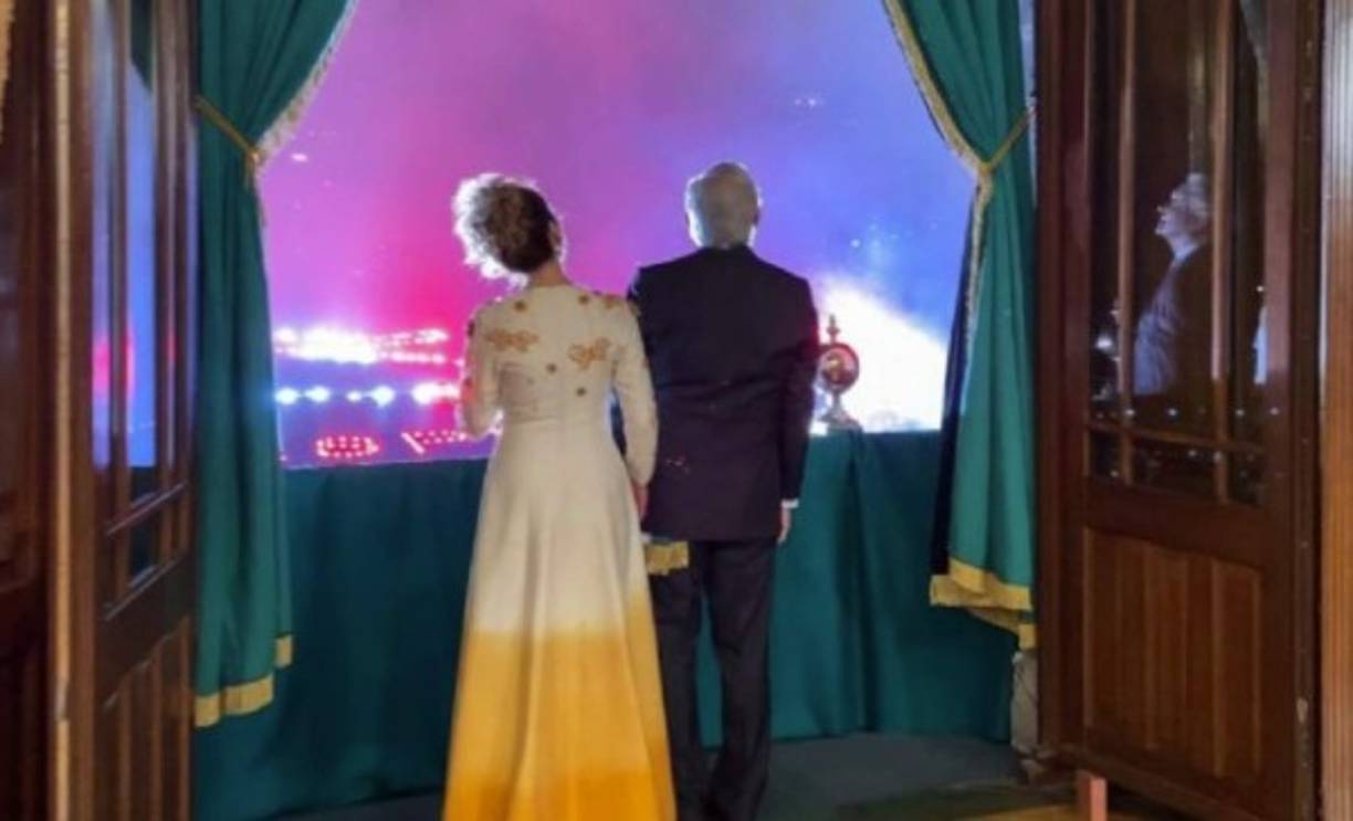 La doctora en teoría literaria por la Universidad Autónoma Metropolitana (UAM) eligió un vestido de mangas largas color beige con tonos amarillos y anaranjados en la parte de abajo para la ocasión. El atuendo tenía detalles bordados de flores y mariposas en la parte frontal del vestido, en los hombros, la espalda y en las mangas.