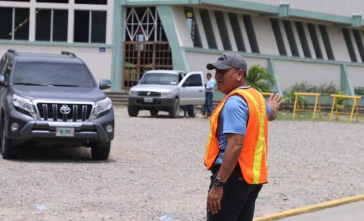 Carlos Tábora luce concentrado en su cargo.