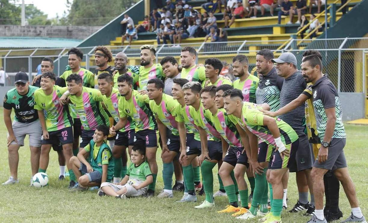 El plantel del CD San Juan de Gualjoco posando antes del inicio del partido en el estadio Humberto Micheletti de El Progreso.