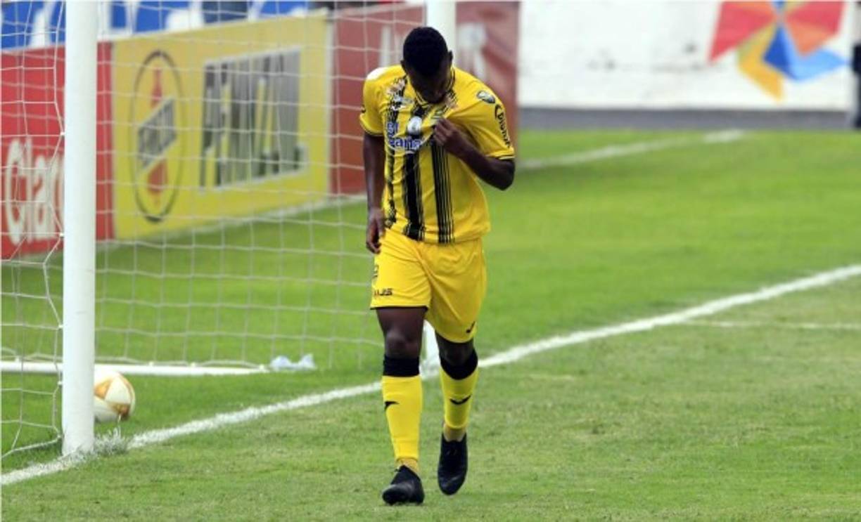 Darixon Vuelto se besó el escudo del Real España después de marcar el gol del empate contra el Motagua.