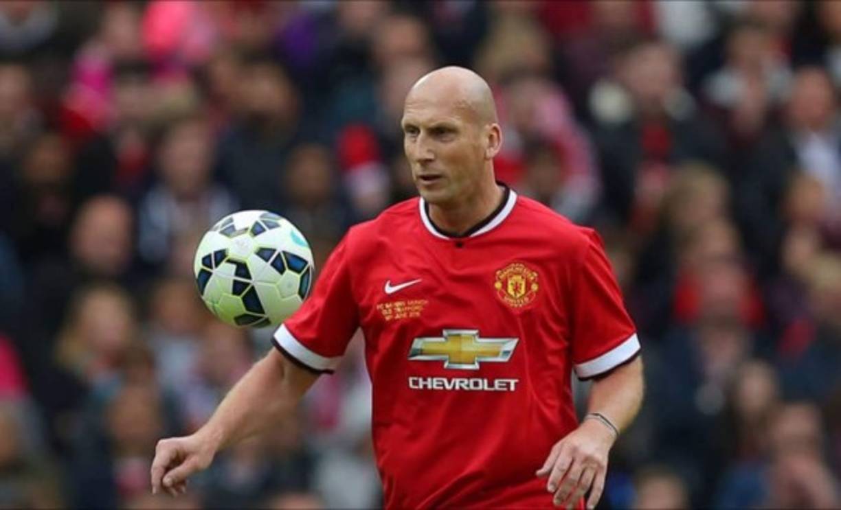 Jaap 'La Momia' Stam: Holandés, defensor recio, fuerte de esos que hoy no existen. Nunca pasaba el hombre con la pelota. Su mirada y forma de ser dentro de la cancha lo apodaron 'La Momia'. Estuvo en Francia 1998 con su selección.