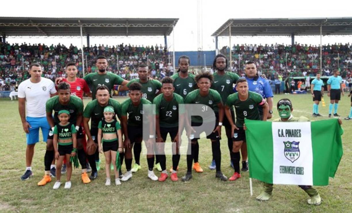 El 11 titular del Atlético Pinares posando antes de la final contra Santos FC en Ocotepeque.