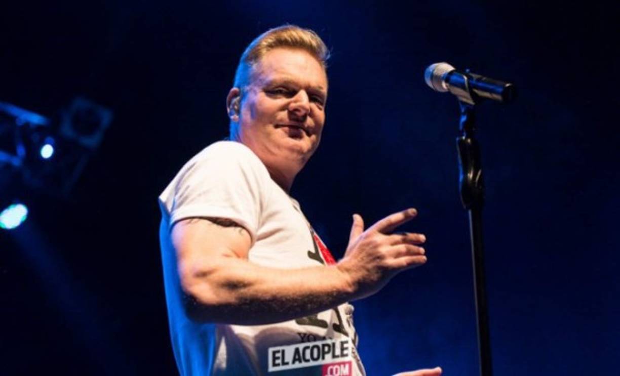 Andy Bell, el vocalista de la banda británica Erasure, fue diagnosticado en 1998, pero hizo público el anuncio de su enfermedad en el 2004. Actualmente tiene 53 años de edad.