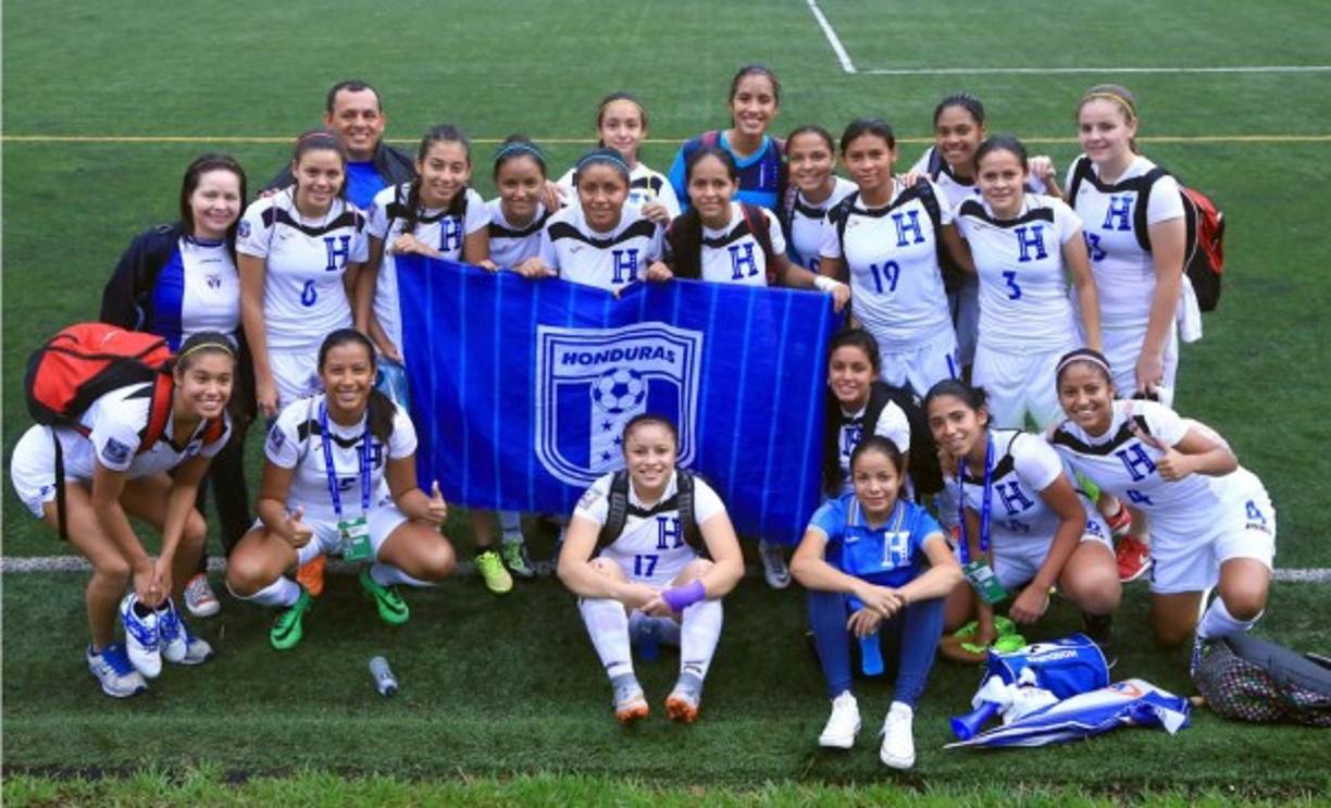 Las jugadoras de la Sub-20 Femenina de Honduras tras conseguir su primer triunfo en el Premundial 2-0 sobre Trinidad y Tobago.