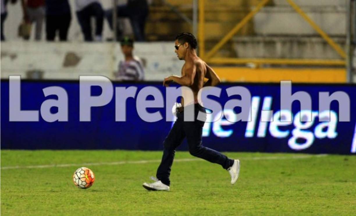 El joven se quitó la camiseta del Olimpia y la llevó colgada en su pantalón.