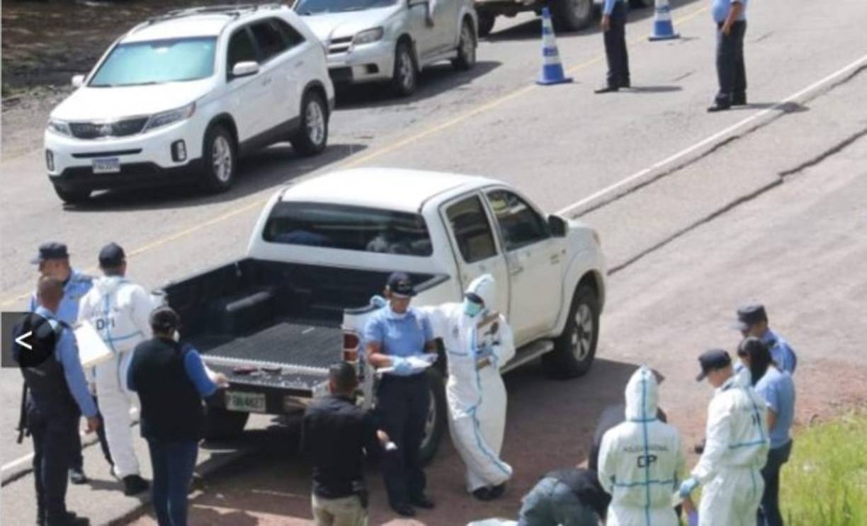 Agentes de la DPI, policías y personal de Medicina Forense llegó hasta la escena del crimen para hacer el levantamiento del cuerpo.