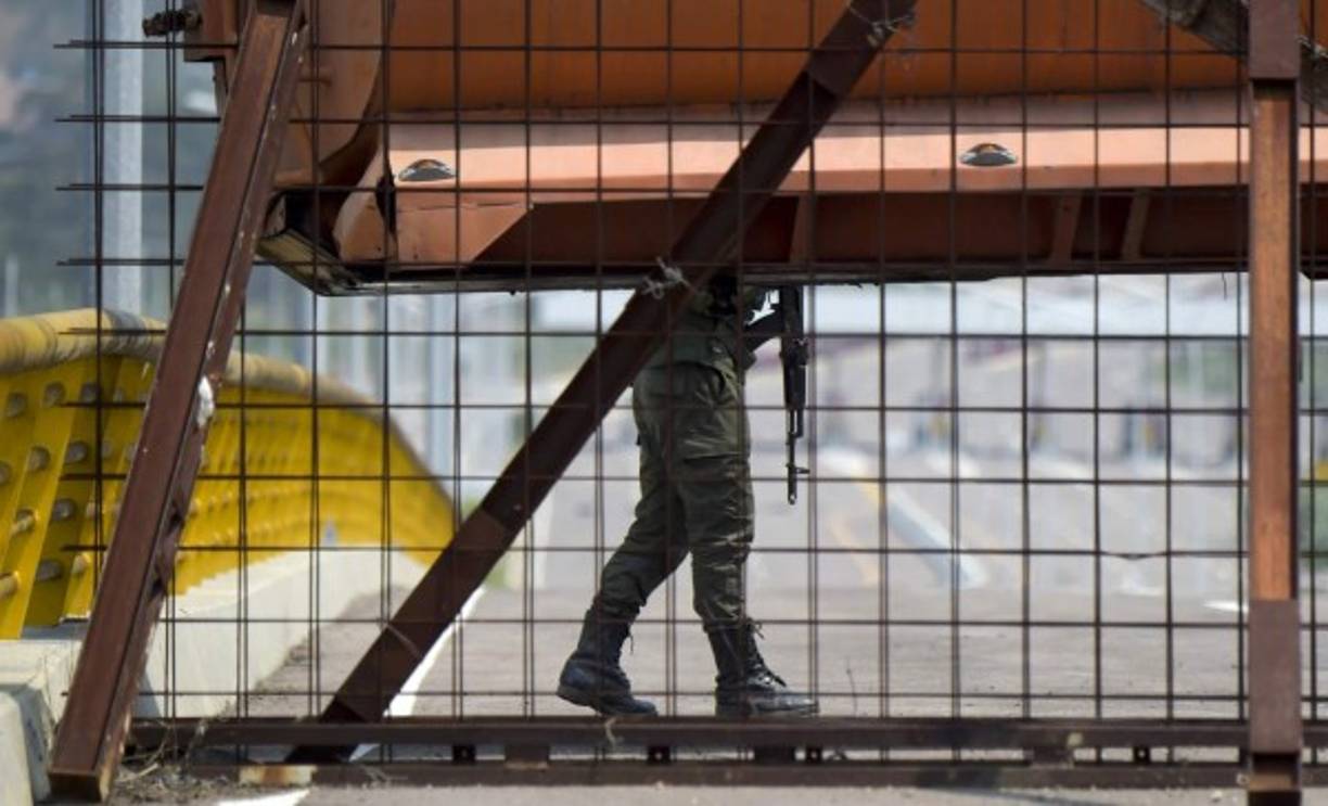 Según Duarte, la vía en el puente fue cortada después de un confuso incidente ocurrido en Ureña a la llegada de militares en vehículos blindados para custodiar la frontera. Tres personas habrían resultado heridas, asegura el legislador, después de que un tanque arrollara a unos motociclistas.