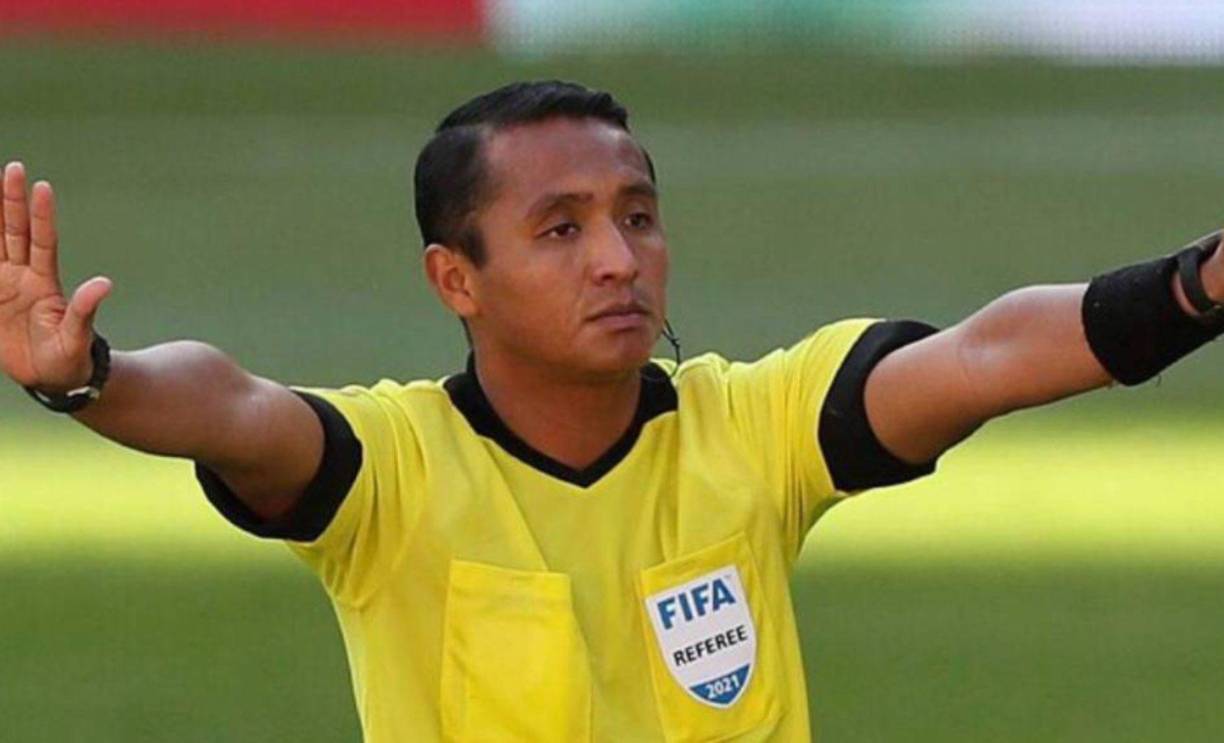 Iván Barton ha seguido trabajando como árbitro central. Inclusive el central guanaco fue electo para dirigir un partido de la Pro League de los Emiratos Árabes Unidos.