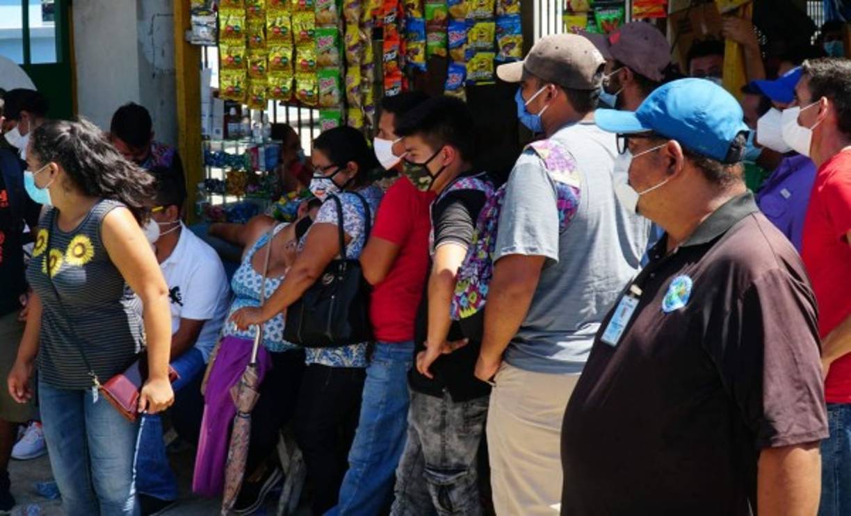 Katia Danilov, portavoz del hospital, dijo que “hay seis médicos atendiendo en el área para pacientes con enfermedades respiratorias, o triaje de covid, y para la evaluación de los derechohabientes que acuden para el reclamo de incapacidades”.