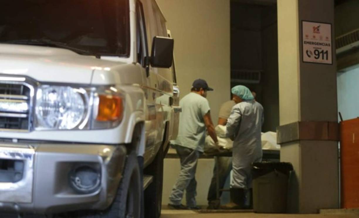 En el ataque dos personas más resultaron heridas.