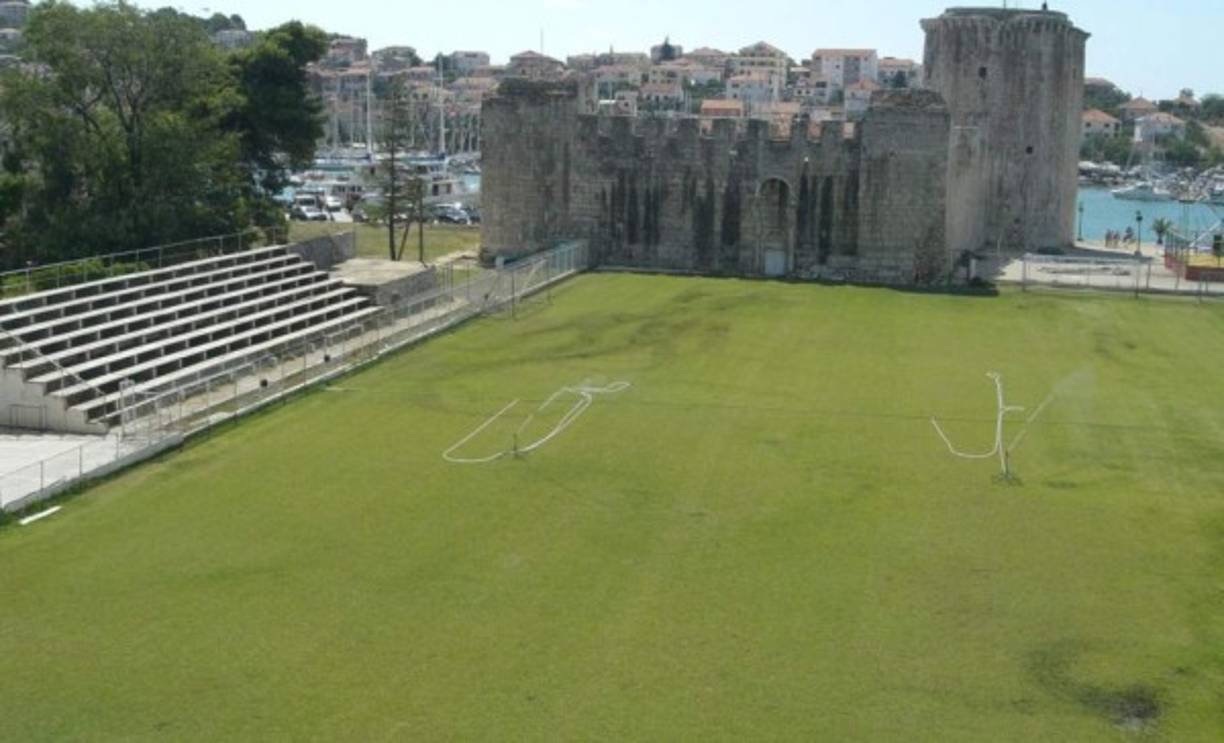 El Igraliate Batarija de Croacia se encuentra inserto entre dos monumentos que son patrimonios nacionales: la Torre de San Marco y el Castillo de Kamerlengo.