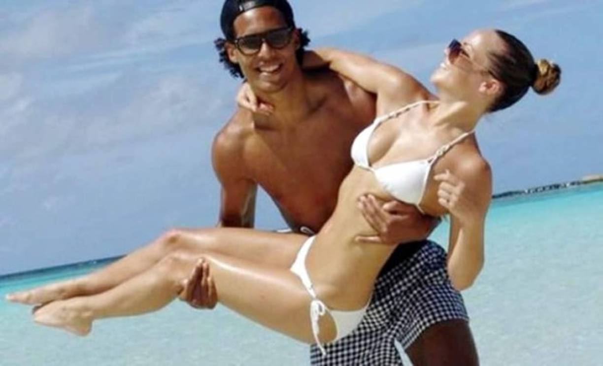 Virgil Van Dijk, defensa del Liverpool, junto a su pareja de toda la vida, la bella Rike Nooitgedagt.