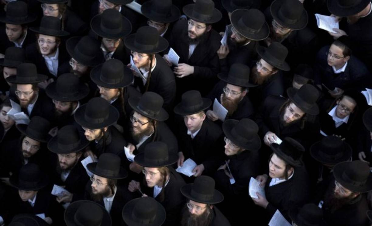 ISRAEL. Multitud de judíos ultraortodoxos. Judíos ultraortodoxos en una oración en masa en Jerusalén. Se reunieron por la “desecration of the Synagogue’’ (literal: Profanación de la Sinagoga).