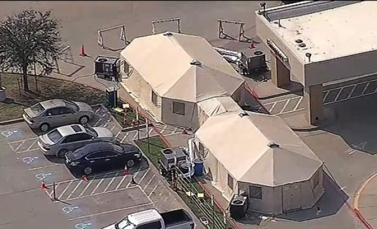 Aunque todavía no hay pruebas de que esa variante genere casos más graves entre los menores, lo cierto es que los contagios entre niños y adolescentes se están disparando en varios estados con casi 94.000 nuevos casos detectados la semana pasada, según datos de la Academia Estadounidense de Pediatría (AAP).