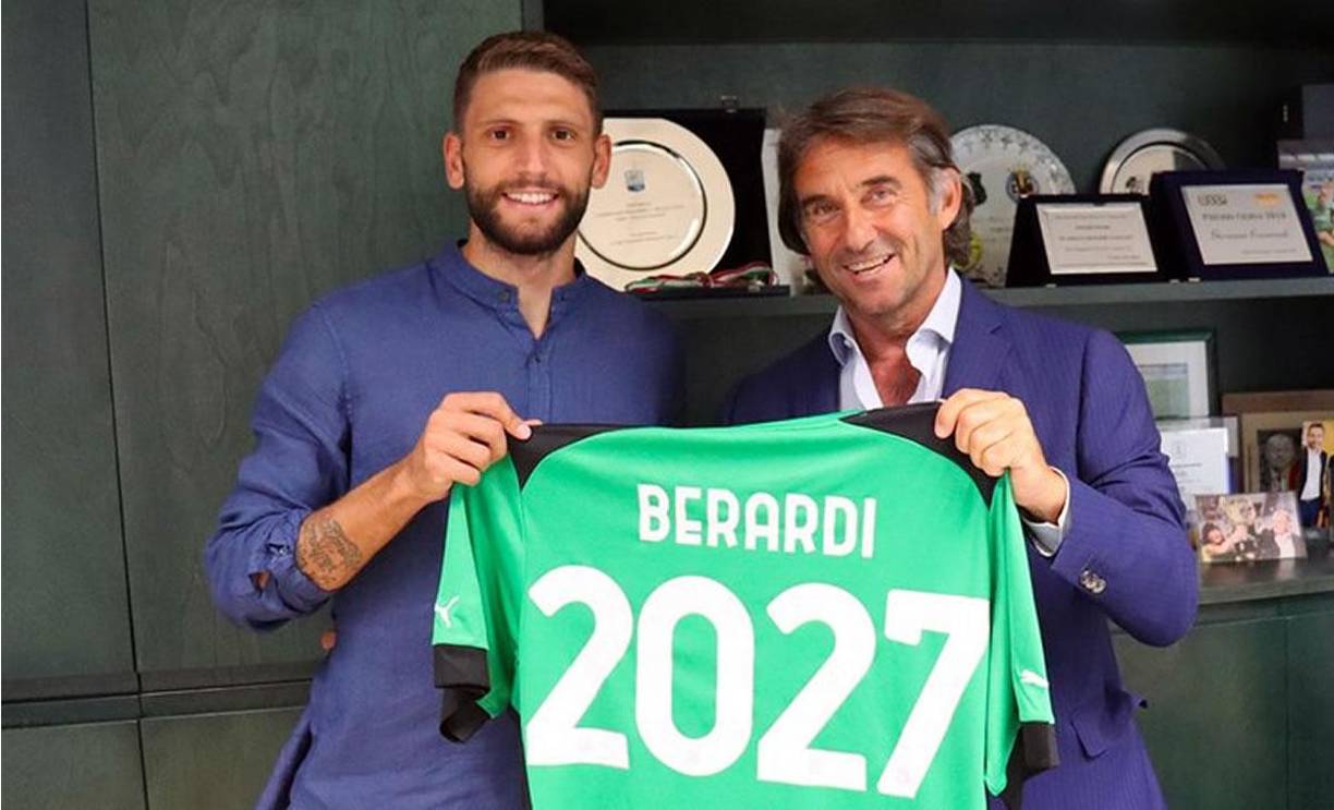 El club Sassuolo anunció la renovación del delantero italiano Doménico Berardi. El jugador extendió su contrato hasta el 2027, es decir, vestirá los colores negro-verde por cuatro temporadas más.