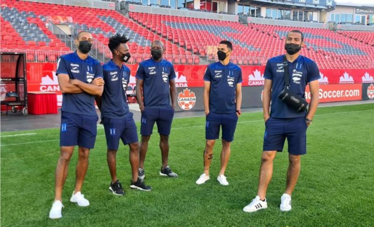 Eddie Hernández, Félix Crisanto, José García, Allans Vargas y Edrick Menjívar posando en el BMO Field de Toronto.