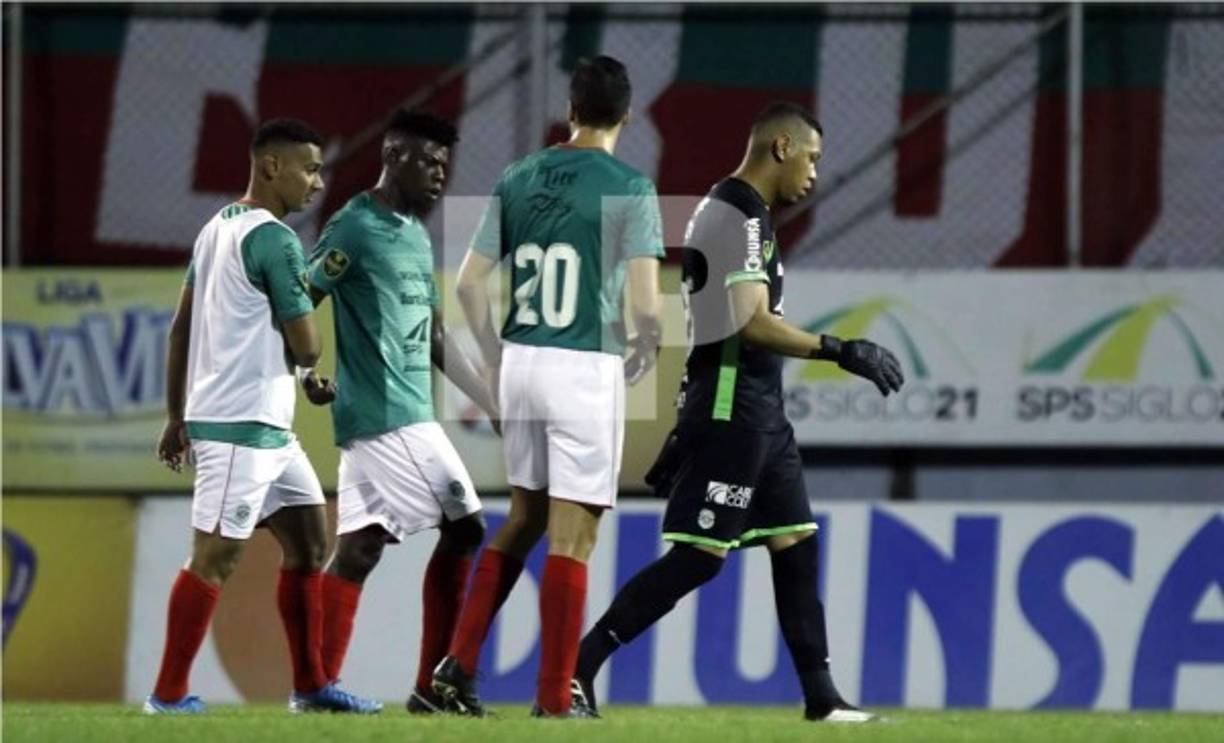 Denovan Torres se fue cabizbajo del campo al final del partido y algunos compañeros lo consolaron.