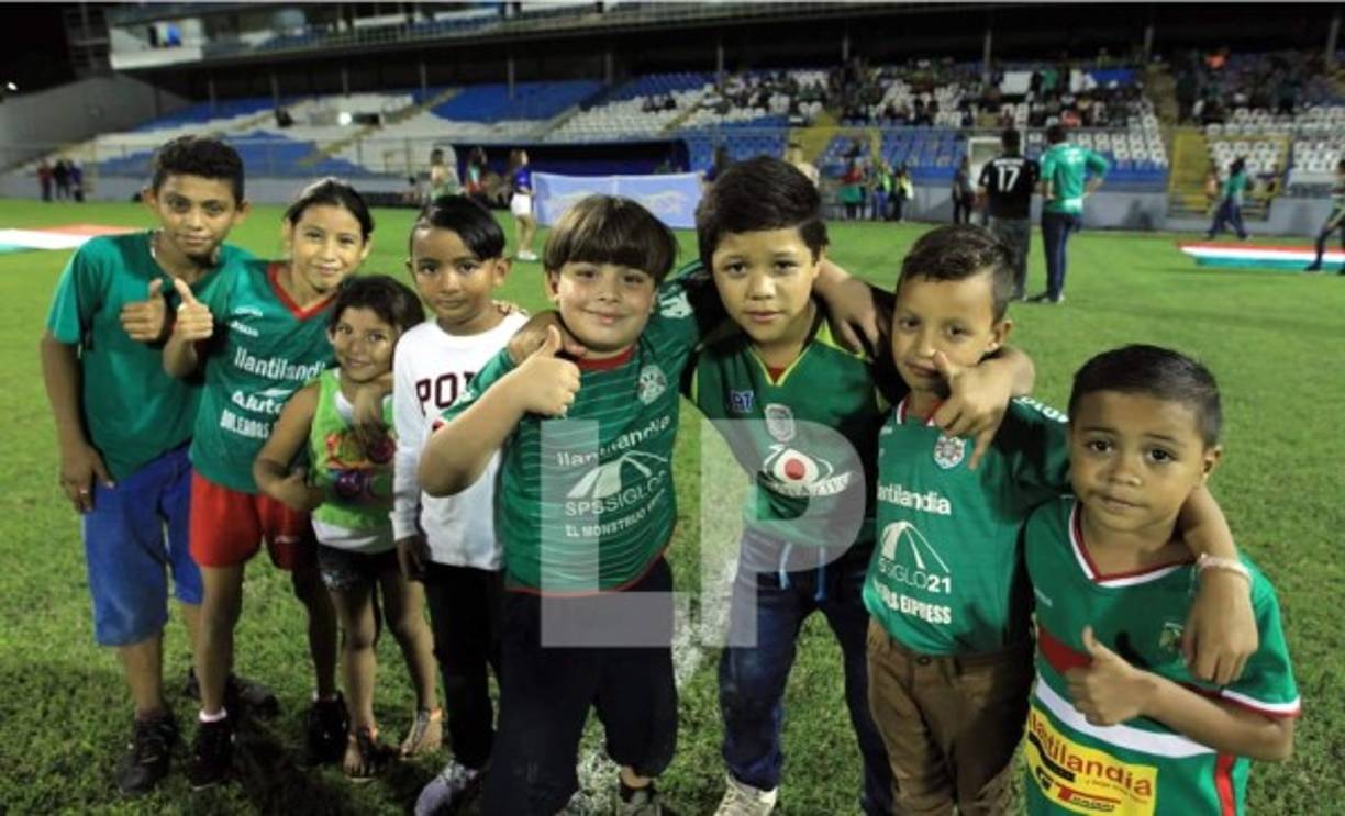 Pequeños aficionados del Marathón en la cancha del Morazán.