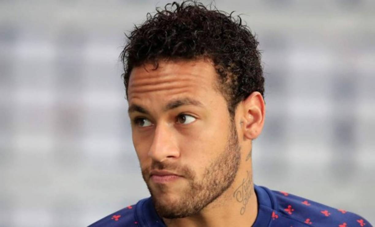 El comentario homofóbico surge luego de que otro de sus amigos pregunte de quién estaban hablando: “El novio de mi madre, el pequeño maricón con el que está”, declara el futbolista brasileño, ante las risas del resto.