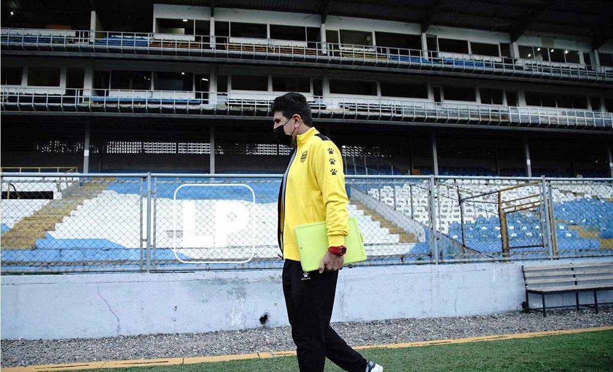 El entrenador del Real España llegó con su tablero en mano para hablar con los medios de comunicación.