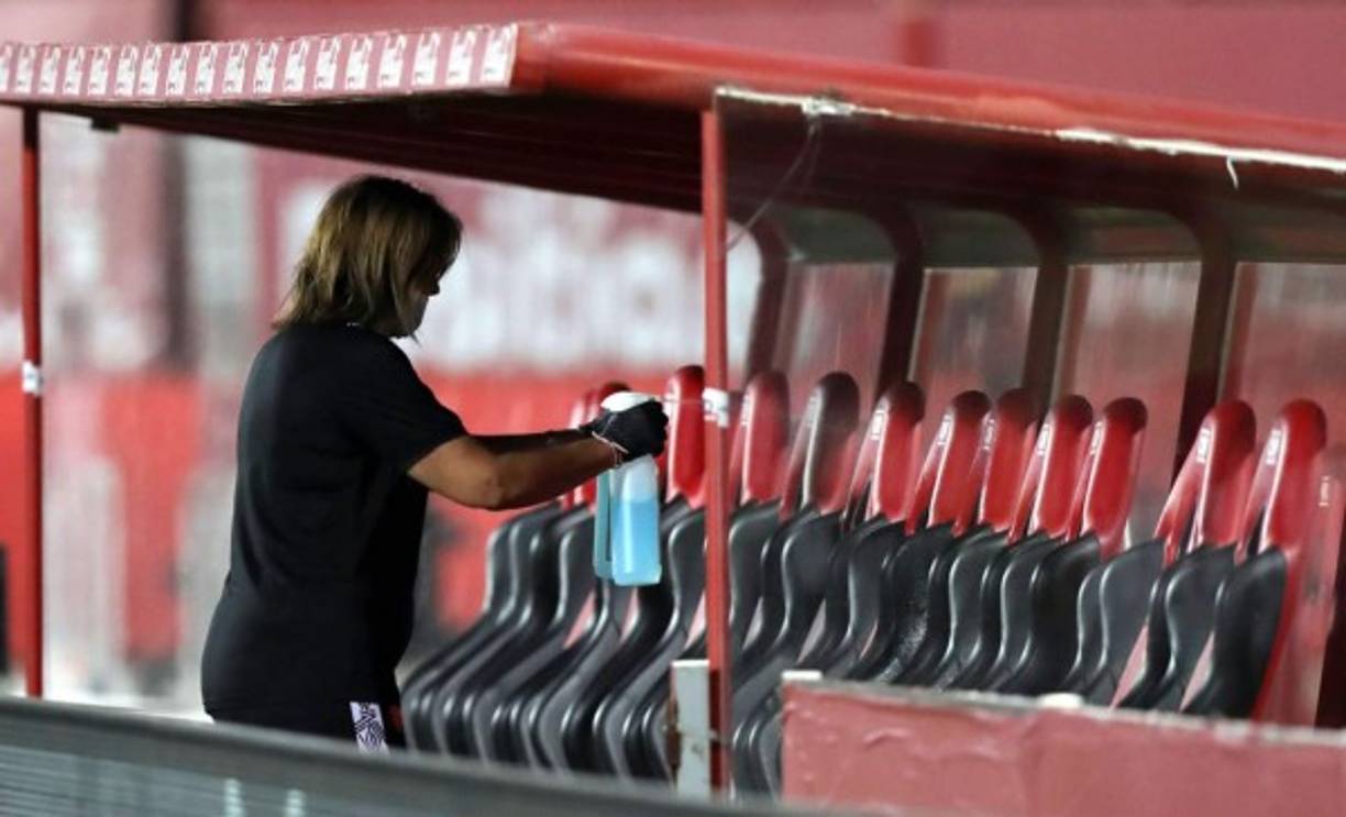 Medidas de seguridad e higiene antes del partido entre Mallorca y Barcelona en el estadio Son Moix.