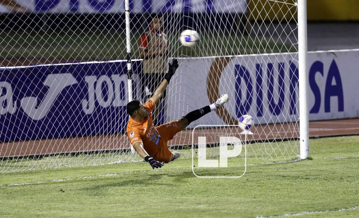 Harold Fonseca no pudo detener el lanzamiento de penal de Edwin Solani Solano.