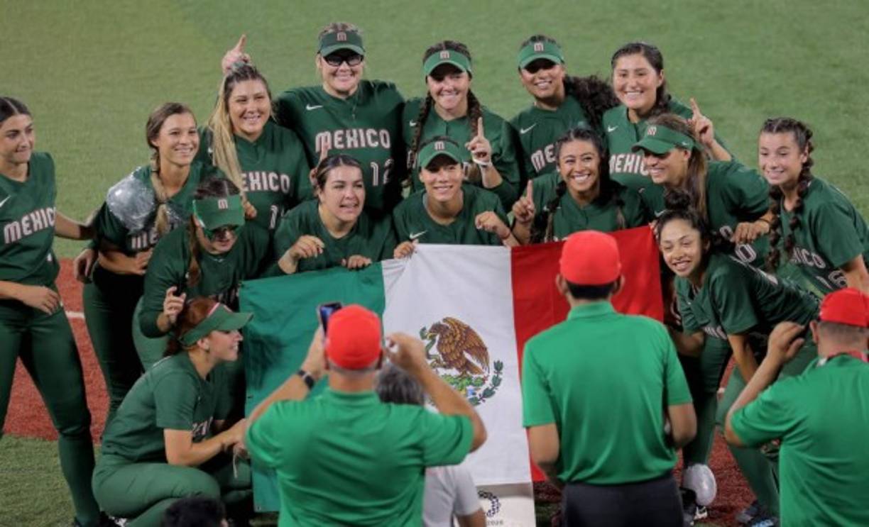 La Federación Mexicana de Sóftbol anunció que sancionará a las jugadoras de la selección olímpica que tiraron a la basura sus uniformes y ropa con la bandera y nombre del país antes de abandonar Tokio.<br/><br/>“Estamos igualmente de indignados con la(s) jugadora(s) y se realizará una investigación a fondo para encontrar a la(s) responsables de estos actos aplicando las debidas sanciones y dejen de representar a esta federación”, explicó en una nota de prensa.