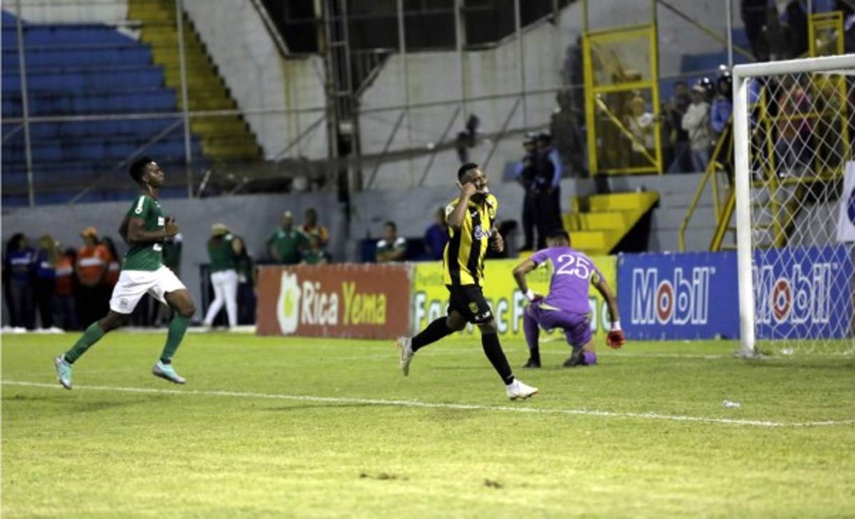 Real España logró el 2-0 gracias a otro penal que cobró Darixon Vuelto.