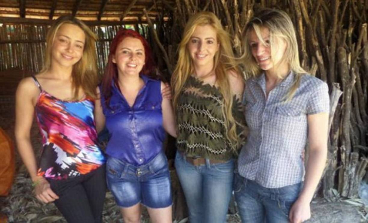 Las habitantes de Nova do Cordeiro imponen unas reglas estrictas. Los hijos deben marcharse de allí a los 18 años de edad y a los pocos maridos que quedan solo se le permite estar en la ciudad los fines de semanas.