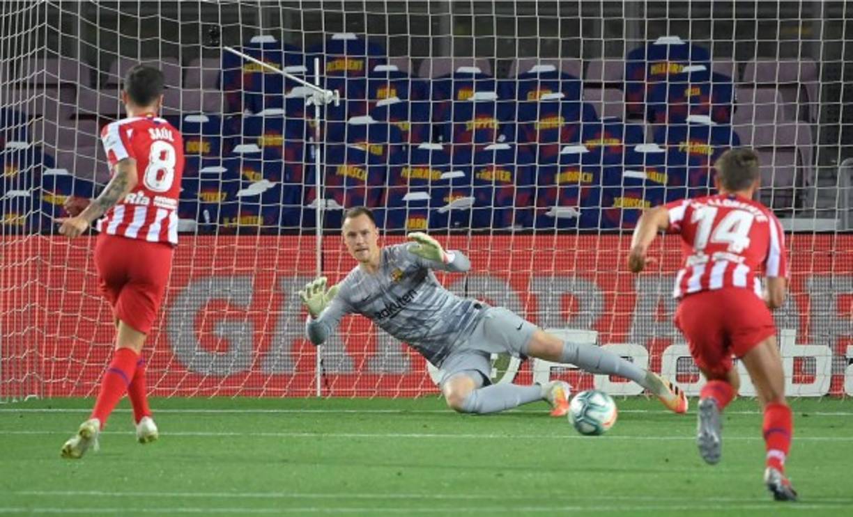 Simeone cambió el pateador y fue Saúl Ñíguez quien hizo el lanzamiento para esta vez vencer a Ter Stegen.