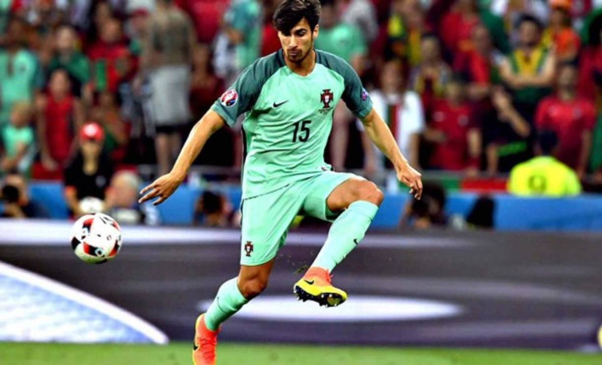 André Gomes se quedó sin ir al Mundial por su mala campaña en el Barcelona. El volante sacó sus pertencias personales de los camerinos del club ya que planea irse, informa Mundo Deportivo.