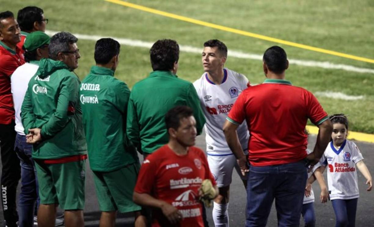 Otro jugador que saludó a Héctor Vargas fue el argentino Matías Garrido.
