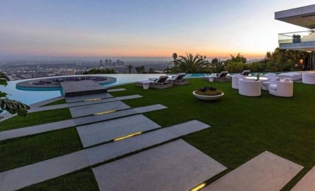 La vivienda fue diseñada por el arquitecto Paul McClean e incluye piscina y spa de borde infinito en forma de boomerang.