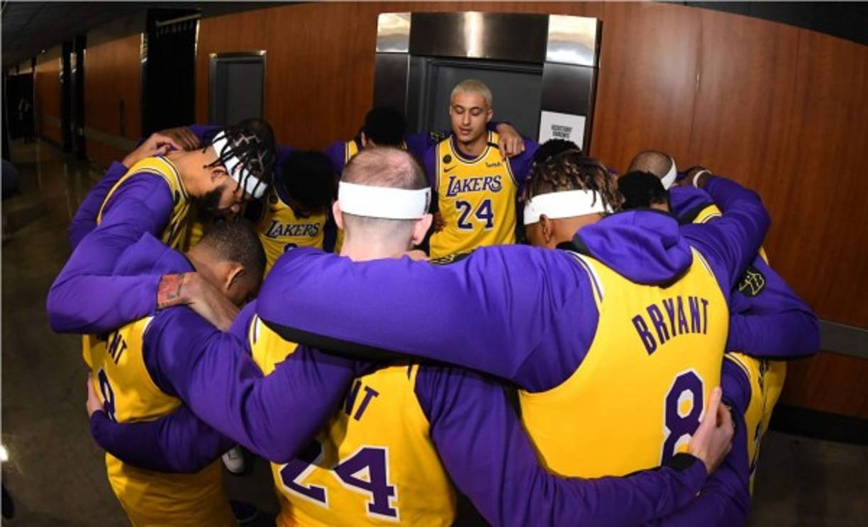 Los jugadores de los Lakers realizaron una oración antes de salir al partido contra los Blazers de Portland.