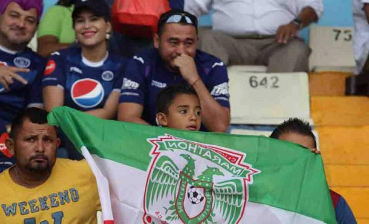 Este pequeño llegó con su bandera del Marathón.