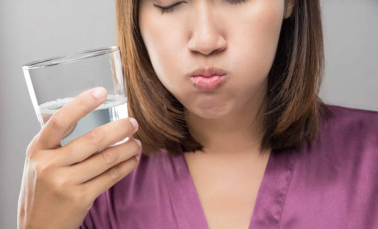 Es falso que “hacer gárgaras con agua tibia y sal elimina el virus”.